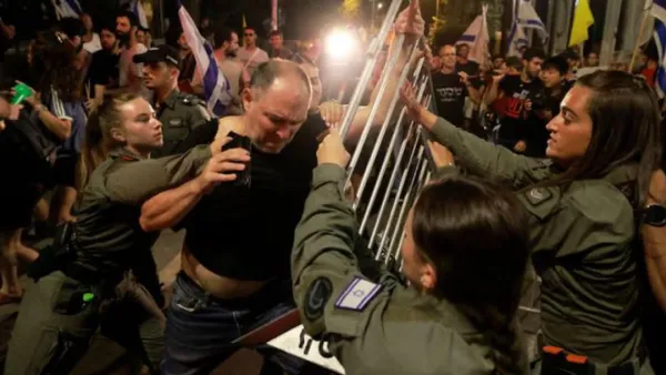 নেতানিয়াহুর বাড়ির সামনে আগুন জ্বালিয়ে বিক্ষোভ