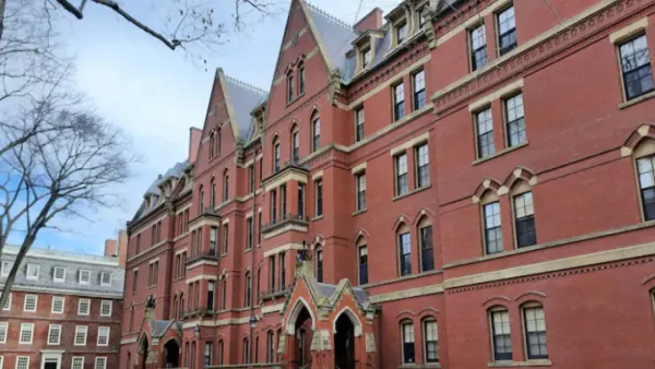 হার্ভার্ডের অনুদান বাতিল করতে পারবেন না ট্রাম্প