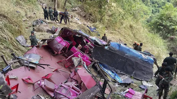 শ্রীলংকায় পাহাড় থেকে পড়ে গেল পর্যটকবাহী বাস, নিহত ১৫