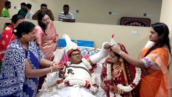 হাতে-পায়ে ব্যান্ডেজ নিয়ে হাসপাতালেই বিয়ে!