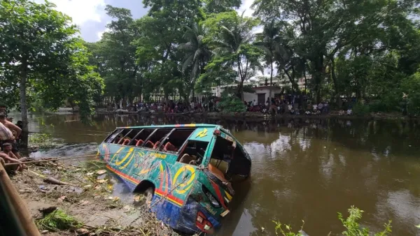 নিয়ন্ত্রণ হারিয়ে যাত্রীবাহী বাস খালে, নিহত ২