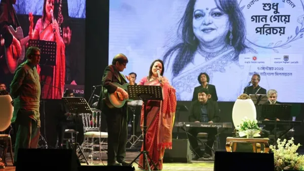 মুগ্ধতা ছড়ালেন সাবিনা ইয়াসমিন