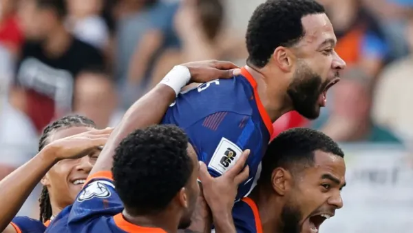 ডাচদের জিতিয়ে ইতিহাস গড়লেন ডিপাই