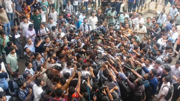 ভুয়া ভুয়া স্লোগানে মুখরিত টিএসসি 