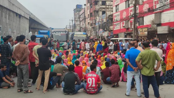 গাজীপুরে বকেয়া বেতনের দাবিতে মহাসড়ক অবরোধ