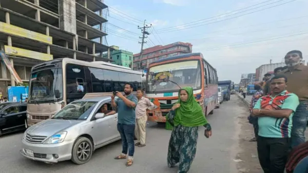 বেতন পরিশোধের আশ্বাসে সড়ক ছাড়লেন শ্রমিকেরা