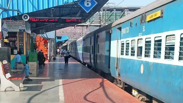 চলন্ত ট্রেন থেকে লাফ, গুরুতর আহত কারিশমা