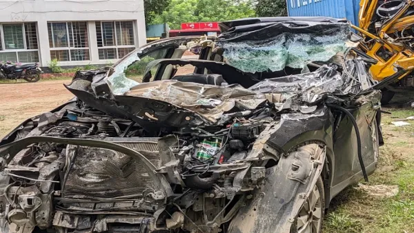 দাঁড়িয়ে থাকা কাভার্ডভ্যানে গাড়ির ধাক্কা, বাবা-মেয়ের মৃত্যু