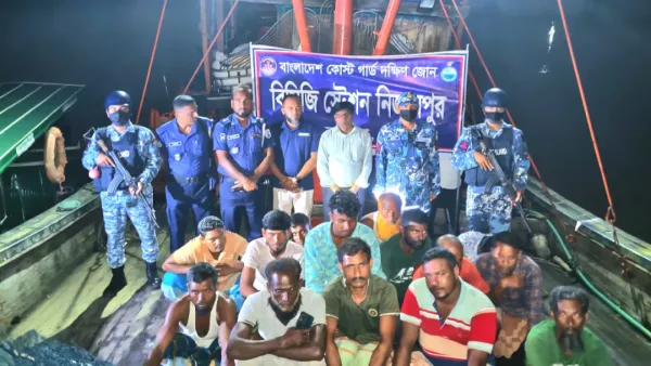 কলাপাড়ায় অবৈধ ট্রলিং বোটসহ ১৪ জেলে আটক