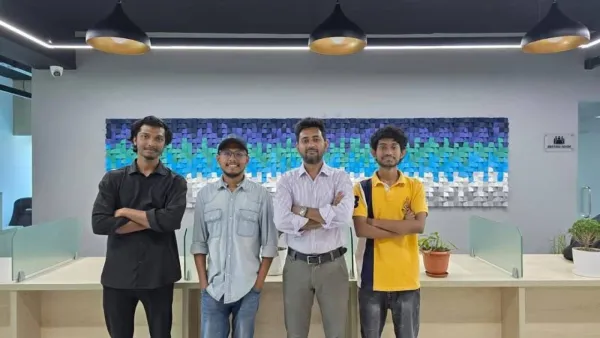 কাঠের ব্লক দিয়ে শিল্পকর্ম  বিশ্ববিদ্যালয়পড়ুয়া দুই ভাই 