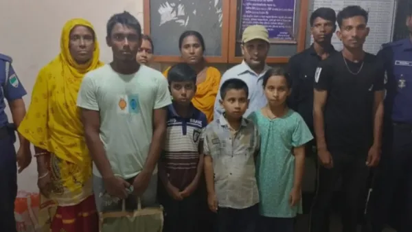 সাতক্ষীরা সীমান্তে ১০ বাংলাদেশিকে বিজিবির কাছে হস্তান্তর 