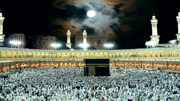 বিরল দৃশ্যের অবতারণা, কাবার ঠিক ওপরে চাঁদ