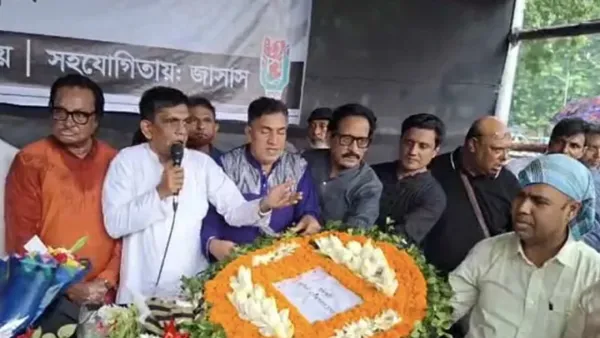শ্রদ্ধা জানাতে শহীদ মিনারে ফরিদা পারভীনের মরদেহ