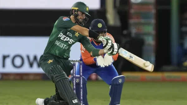 আফ্রিদির ঝড়ো ব্যাটিংয়ে মান বাঁচাল পাকিস্তান 