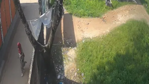 ছাত্রীরাই ইভটিজিং বিরোধী ব্যানার ছিঁড়ে নিয়ে গেলেন 