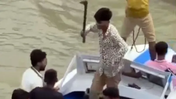 নৌকা বাইচের নামে স্পিডবোটে কিশোর গ্যাংয়ের অস্ত্রের মহড়া