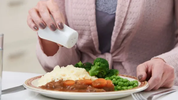 খাওয়ার শুরুতে লবণ মুখে দেওয়া কি সুন্নত?