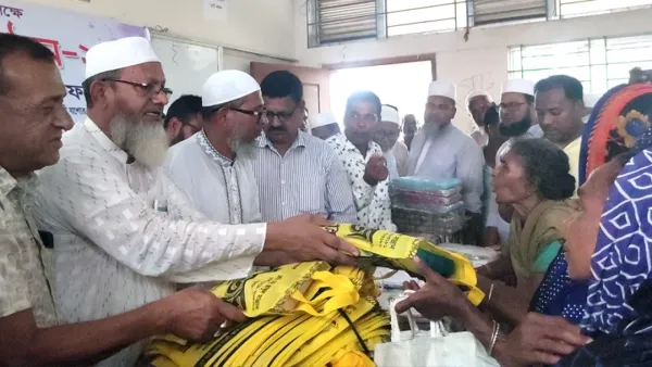 তিন শতাধিক সনাতনী নারীকে শাড়ি দিল জামায়াত