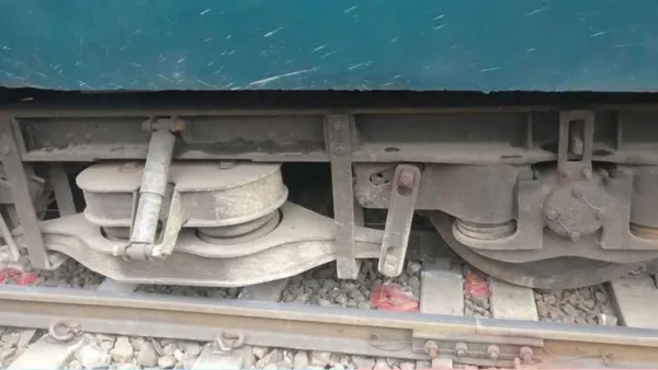 বিমানবন্দর এলাকায় ট্রেনের বগি লাইনচ্যুত