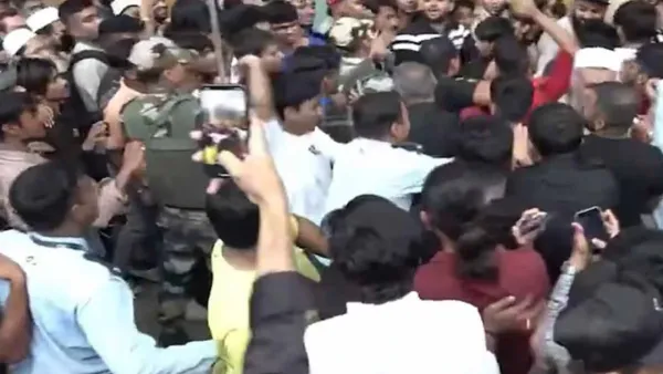 ভারতে আইফোন ১৭ কেনা নিয়ে অ্যাপল স্টোরে মারামারি