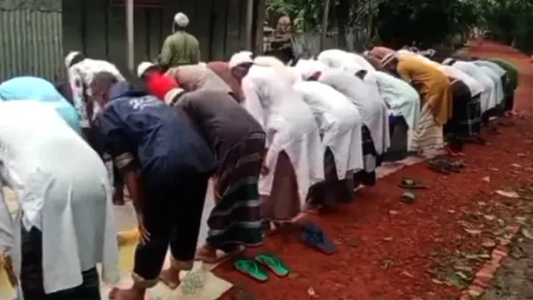 মসজিদে তালা, সড়কে নামাজ আদায় করলেন মুসল্লিরা