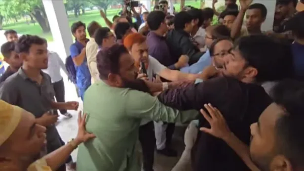 রাজশাহী বিশ্ববিদ্যালয়ে শিক্ষকদের সঙ্গে বিক্ষোভকারীদের ধ্বস্তাধ্বস্তি