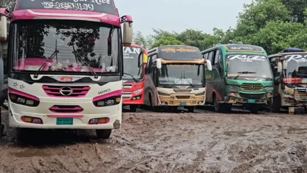 চাঁপাইনবাবগঞ্জ-ঢাকা রুটে বাস চলাচল বন্ধ