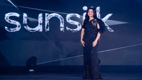 সানসিল্কের আয়োজন শেষে দেশে ফিরলেন হানিয়া আমির