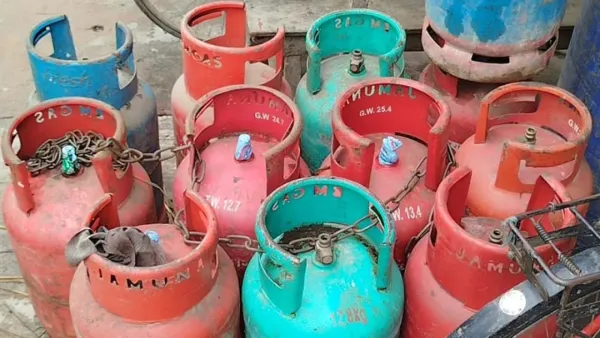 যত্রতত্র বিক্রি হচ্ছে এলপিজি সিলিন্ডার, বড় দুর্ঘটনার আশঙ্কা