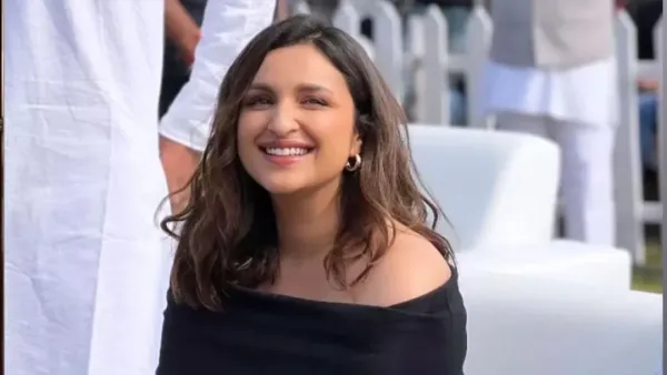 বেবি বাম্প নিয়ে ভক্তদের চমকে দিলেন পরিণীতি