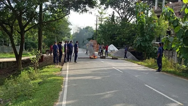কিশোরীকে দলবদ্ধ ধর্ষণের প্রতিবাদে খাগড়াছড়িতে চলছে সড়ক অবরোধ