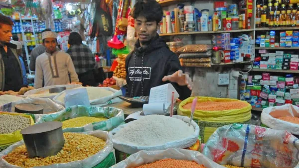 বাজারে সব পণ্যের দাম চড়া, দিশেহারা ক্রেতা