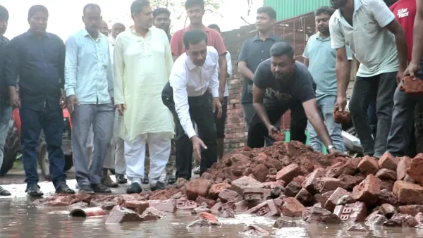 নিজ উদ্যোগে রাস্তা মেরামত করলেন বিএনপি নেতা