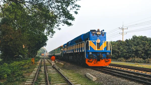 ৫ ঘণ্টা পর স্বাভাবিক ট্রেন চলাচল