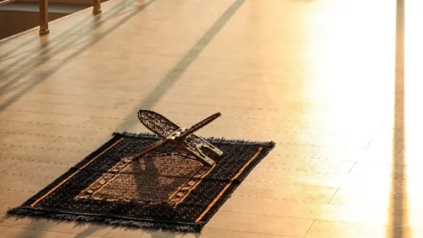 পা দিয়ে জায়নামাজ সোজা করা যাবে কিনা?