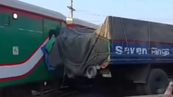 অল্পের জন্য রক্ষা পেল কক্সবাজারগামী ট্রেন পর্যটন এক্সপ্রেস 