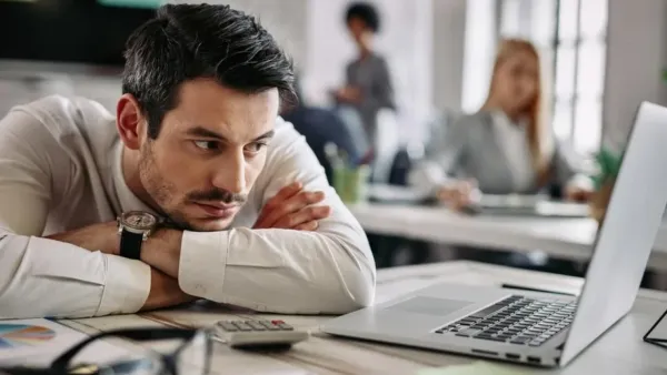 কাজের ক্ষেত্রে একঘেয়েমি কাটাতে কী করবেন?