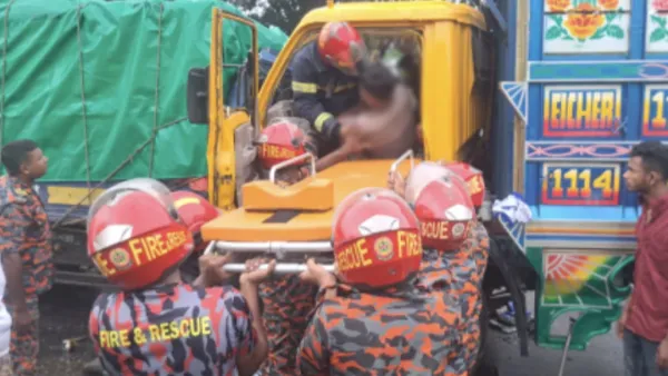 ঈশ্বরদীতে দুই ট্রাকের মুখোমুখি সংঘর্ষে নিহত ১