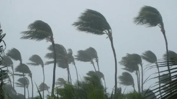 দুপুরের মধ্যে ৬০ কিমি বেগে ঝড় ও অতি ভারি বর্ষণ হতে পারে 