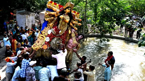 প্রতিমা বিসর্জনে গিয়ে ১০ শিশুসহ ১৩ জনের মৃত্যু