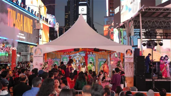 উৎসবের আবহে টাইমস স্কোয়ারে দুর্গা উৎসব উদযাপন