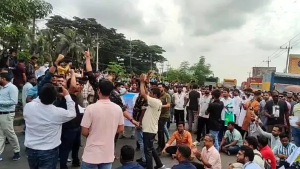 ৬ দাবিতে ইসলামী ব্যাংকের চাকরিচ্যুতদের মহাসড়ক অবরোধ