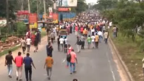 আল্টিমেটাম দিয়ে সড়ক ছাড়লেন ইসলামী ব্যাংকের চাকরিচ্যুত কর্মীরা