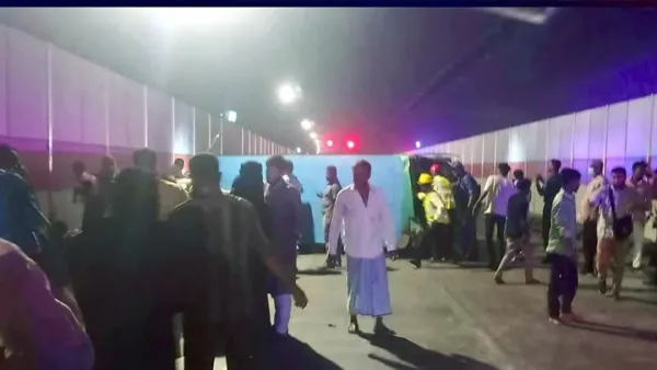 কর্ণফুলী টানেলে বরযাত্রীবাহী বাস উল্টে আহত ১২ 