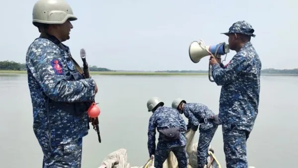 মা ইলিশ রক্ষায় নৌবাহিনীর ১৭ যুদ্ধজাহাজ মোতায়েন