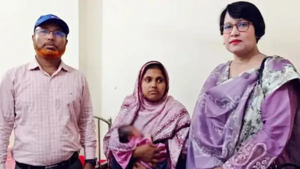 ফুটপাতে সন্তান জন্ম দিয়ে পালালেন মা