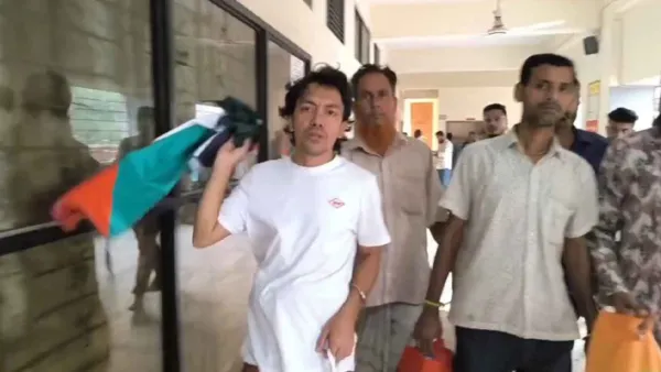 যুবকের হাতে ফিলিস্তিনের পতাকা, ৫ পুলিশ প্রত্যাহার