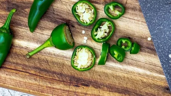 কাঁচামরিচ কাটলে হাত জ্বলে, কমানোর উপায় জানুন