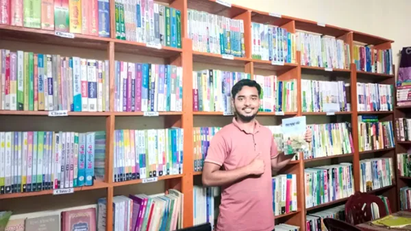 মুরগির খামারে কাজ করে গড়ে তুলেছেন পাঠাগার