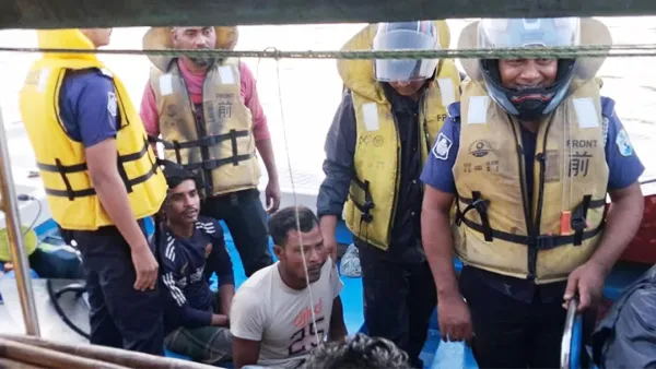 মেঘনায় ইলিশ ধরায় ২৪ জেলে আটক